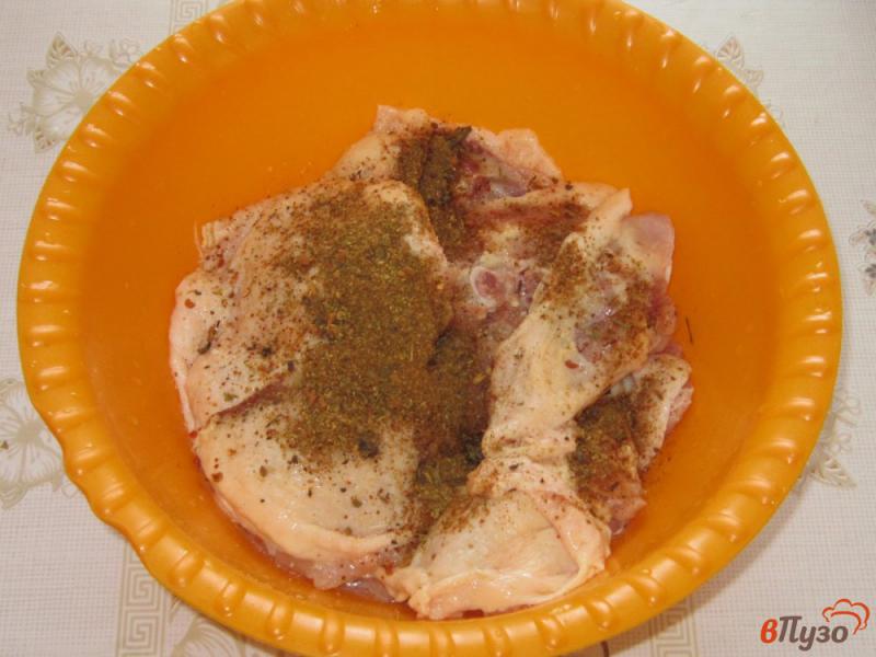 Фото приготовление рецепта: Жареные куриные бедра с сюрпризом шаг №1