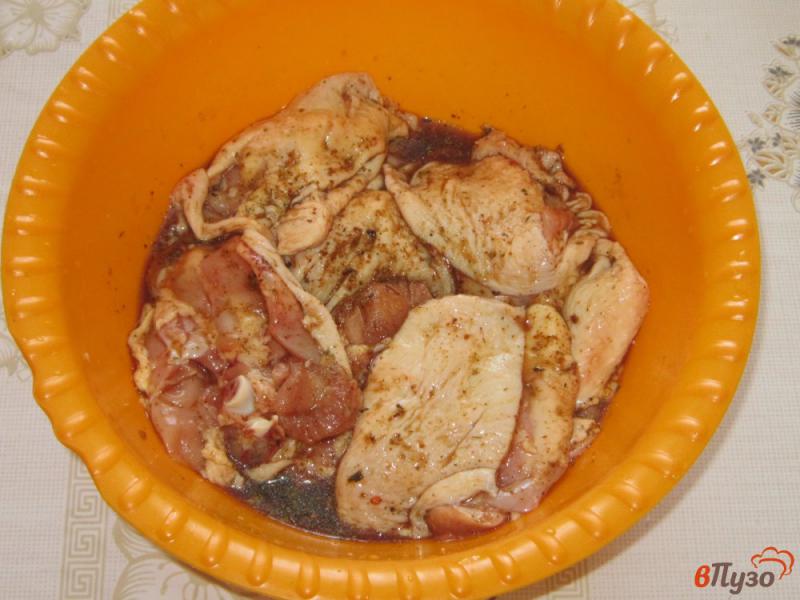 Фото приготовление рецепта: Жареные куриные бедра с сюрпризом шаг №3