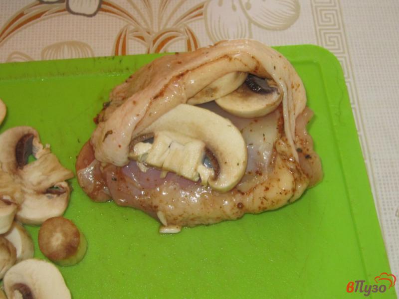 Фото приготовление рецепта: Жареные куриные бедра с сюрпризом шаг №5