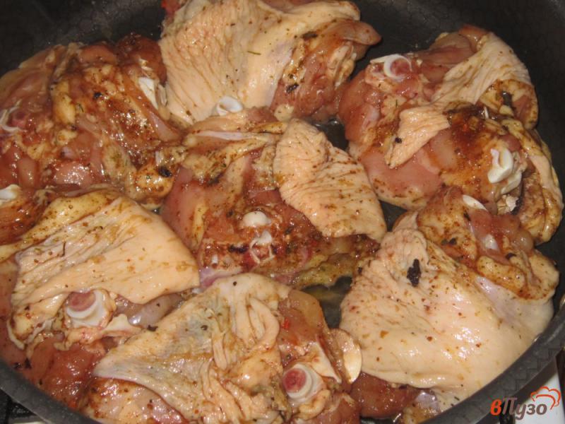 Фото приготовление рецепта: Жареные куриные бедра с сюрпризом шаг №6