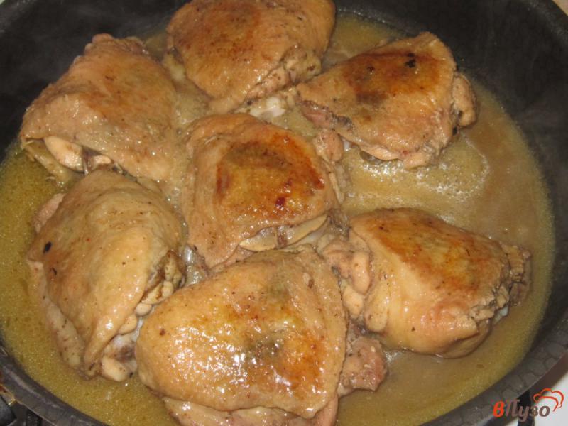 Фото приготовление рецепта: Жареные куриные бедра с сюрпризом шаг №7