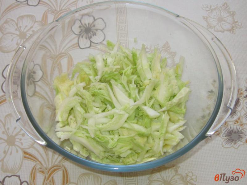 Фото приготовление рецепта: Салат из молодой капусты с оливками шаг №1