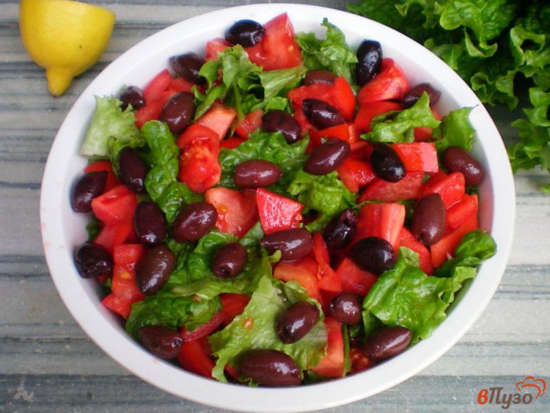 Фото приготовление рецепта: Салат с оливками и фетой по гречески шаг №3