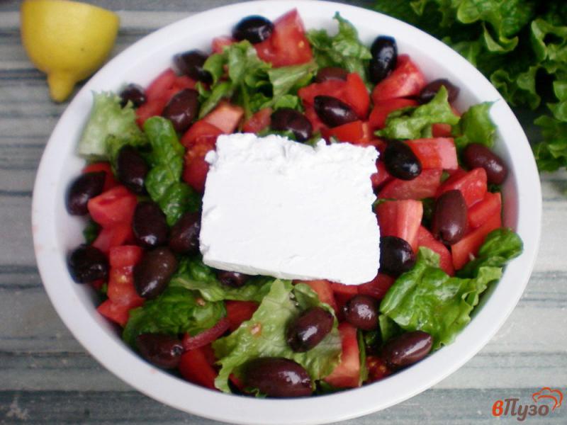 Фото приготовление рецепта: Салат с оливками и фетой по гречески шаг №4