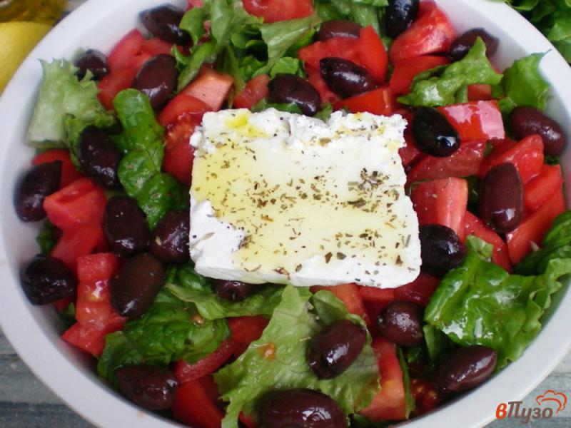 Фото приготовление рецепта: Салат с оливками и фетой по гречески шаг №5