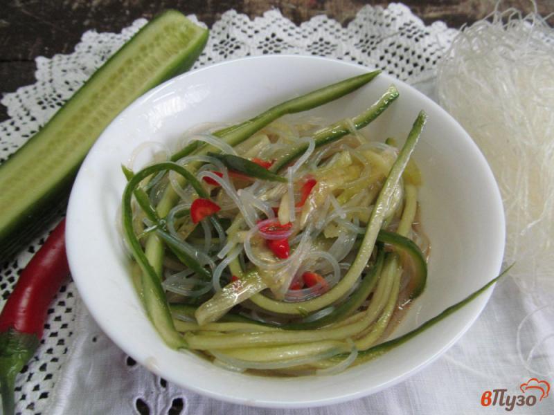 Фото приготовление рецепта: Салат из фунчозы с огурцом шаг №4