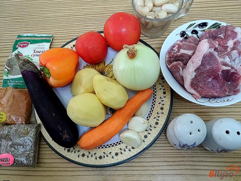 Фото приготовление рецепта: Свинина с овощами и фасолью в горшлчке шаг №1