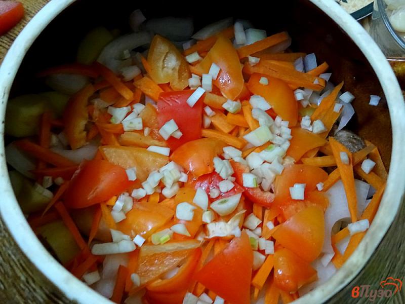 Фото приготовление рецепта: Свинина с овощами и фасолью в горшлчке шаг №7