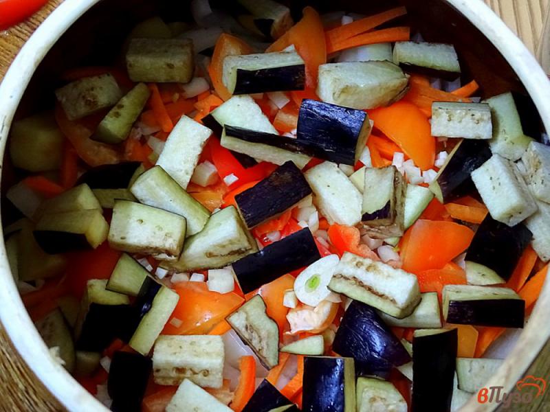 Фото приготовление рецепта: Свинина с овощами и фасолью в горшлчке шаг №8
