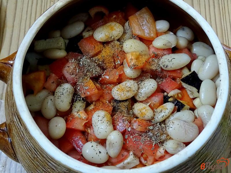 Фото приготовление рецепта: Свинина с овощами и фасолью в горшлчке шаг №11