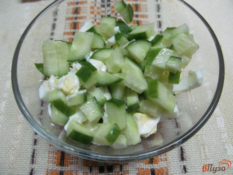 Фото приготовление рецепта: Салат со щавелем кукурузой и огурцом шаг №3
