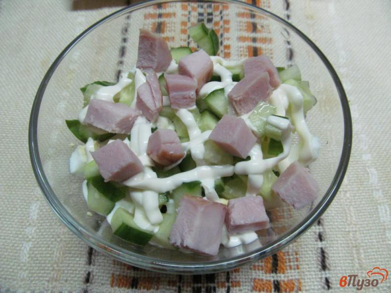 Фото приготовление рецепта: Салат со щавелем кукурузой и огурцом шаг №4