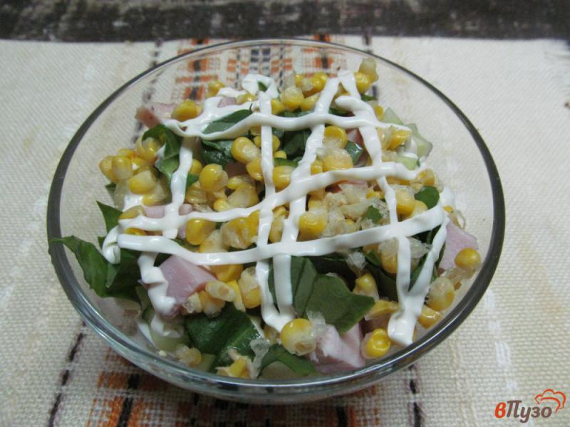 Фото приготовление рецепта: Салат со щавелем кукурузой и огурцом шаг №5