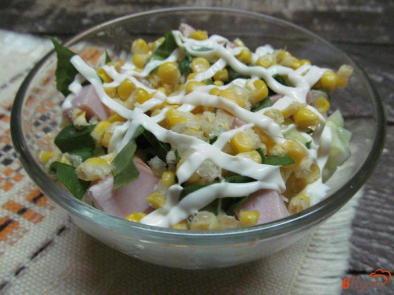 Фото приготовление рецепта: Салат со щавелем кукурузой и огурцом шаг №6