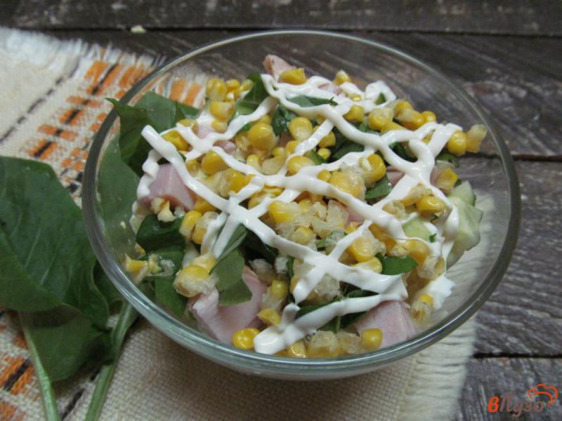 Фото приготовление рецепта: Салат со щавелем кукурузой и огурцом шаг №7