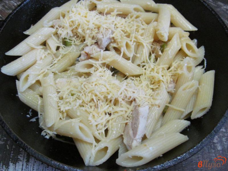 Фото приготовление рецепта: Паста пенне с курицей под соусом «Альфредо» шаг №4