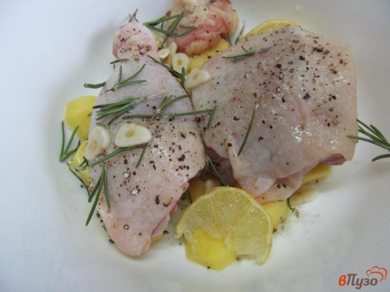 Фото приготовление рецепта: Запеченная курица с картофелем лимоном и розмарином шаг №3