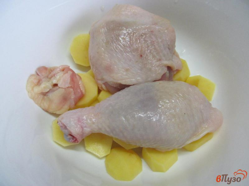 Фото приготовление рецепта: Запеченная курица с картофелем лимоном и розмарином шаг №2
