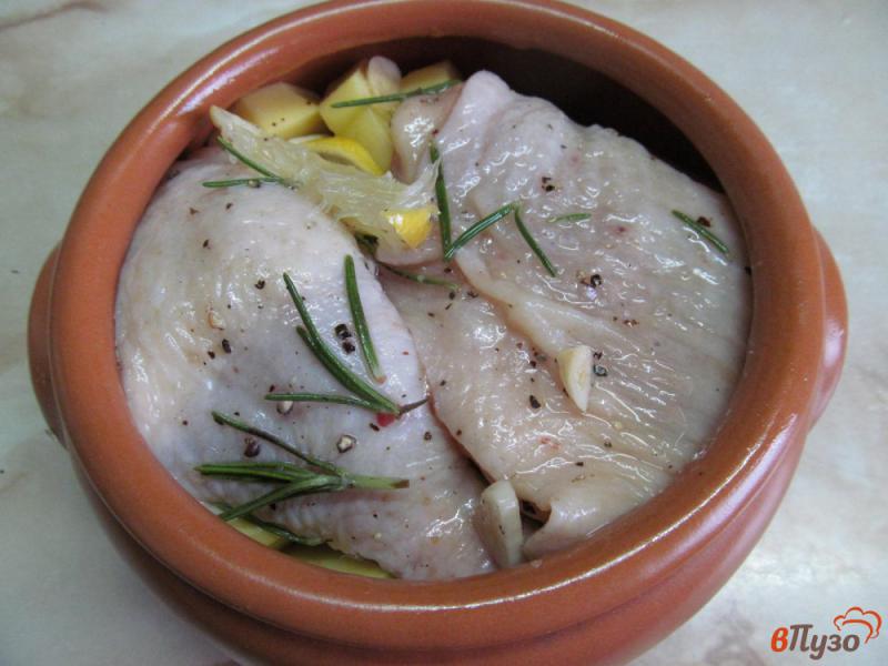 Фото приготовление рецепта: Запеченная курица с картофелем лимоном и розмарином шаг №4