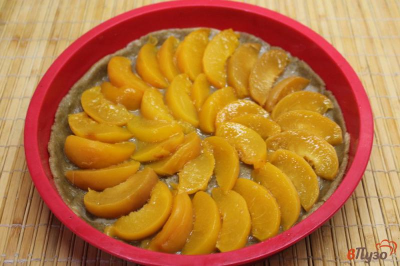 Фото приготовление рецепта: Пирог с консервированными персиками шаг №6