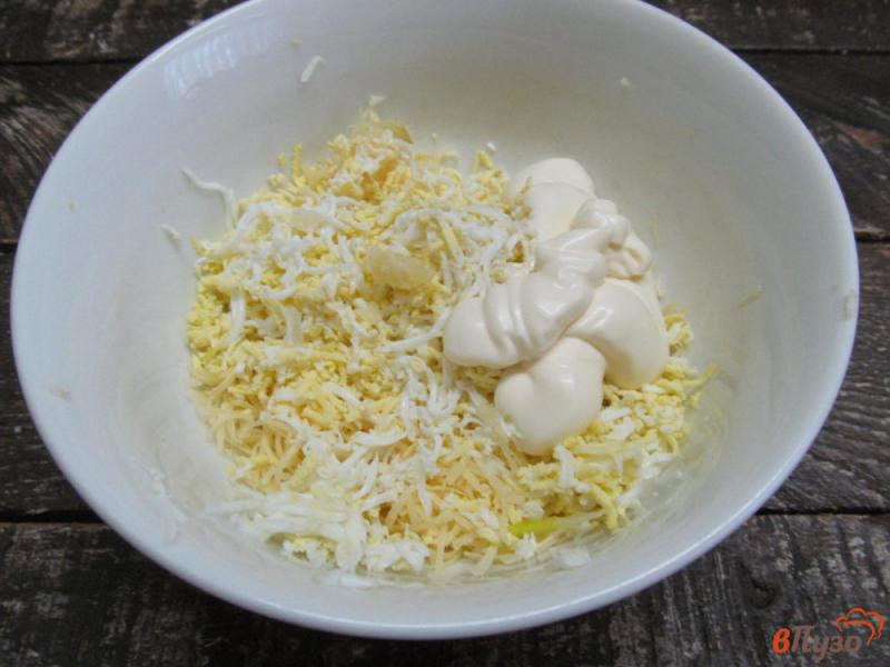 Фото приготовление рецепта: Салат из свеклы с сыром и яйцом шаг №2