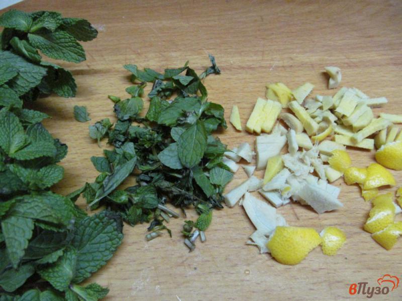 Фото приготовление рецепта: Зеленый чай с имбирем мятой и цедрой лимона шаг №1