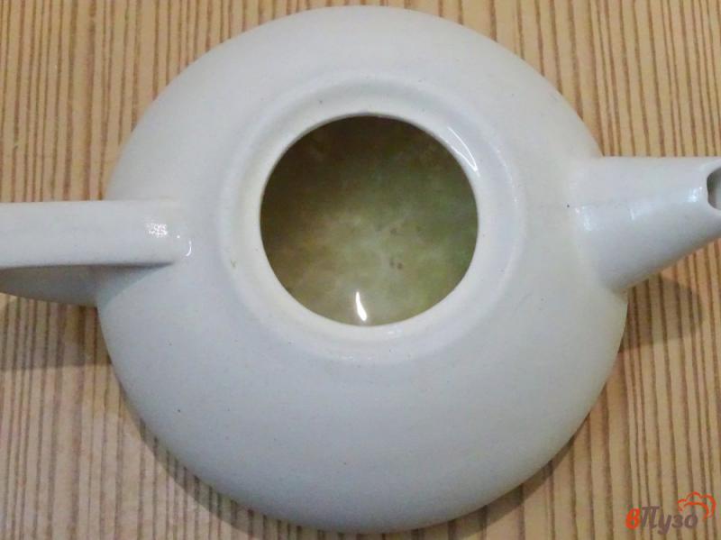 Фото приготовление рецепта: Имбирный чай с кардамоном и лимоном шаг №4