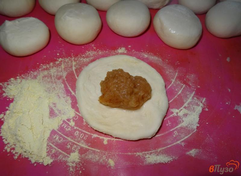 Фото приготовление рецепта: Порционный пирог с двумя начинками шаг №5