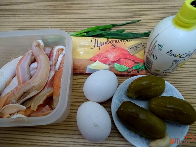 Фото приготовление рецепта: Салат с брюшками сёмги, яйцом и маринованным огурцом шаг №1