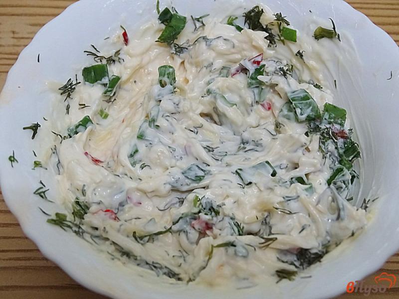 Фото приготовление рецепта: Салат с брюшками сёмги, яйцом и маринованным огурцом шаг №8