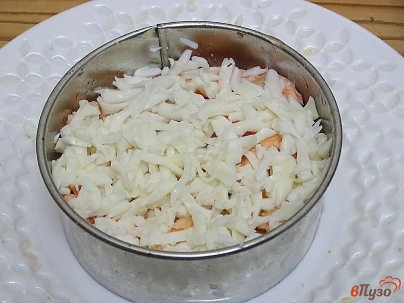 Фото приготовление рецепта: Салат с брюшками сёмги, яйцом и маринованным огурцом шаг №11