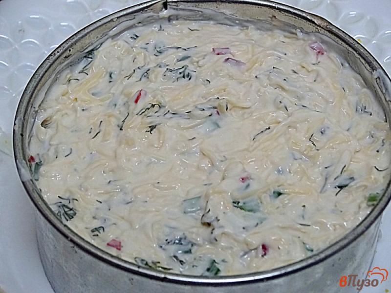 Фото приготовление рецепта: Салат с брюшками сёмги, яйцом и маринованным огурцом шаг №12