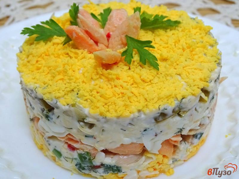 Фото приготовление рецепта: Салат с брюшками сёмги, яйцом и маринованным огурцом шаг №15