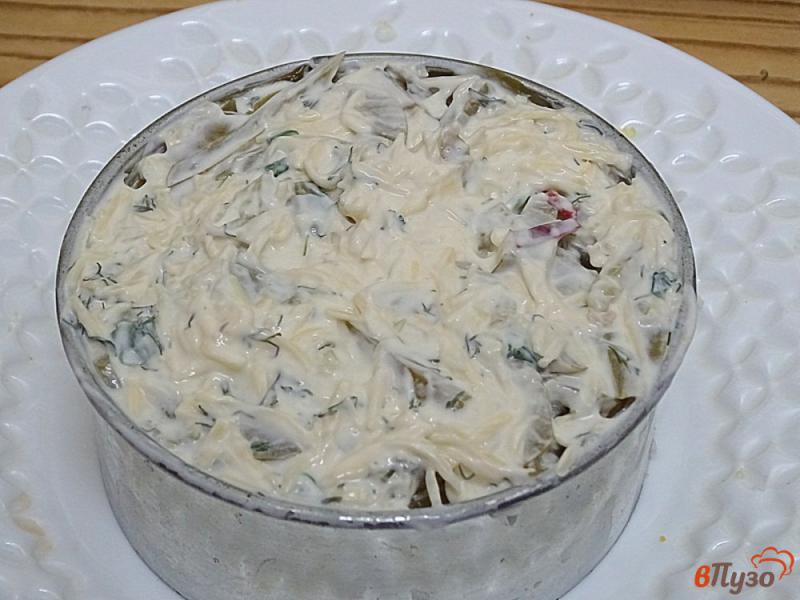 Фото приготовление рецепта: Салат с брюшками сёмги, яйцом и маринованным огурцом шаг №14