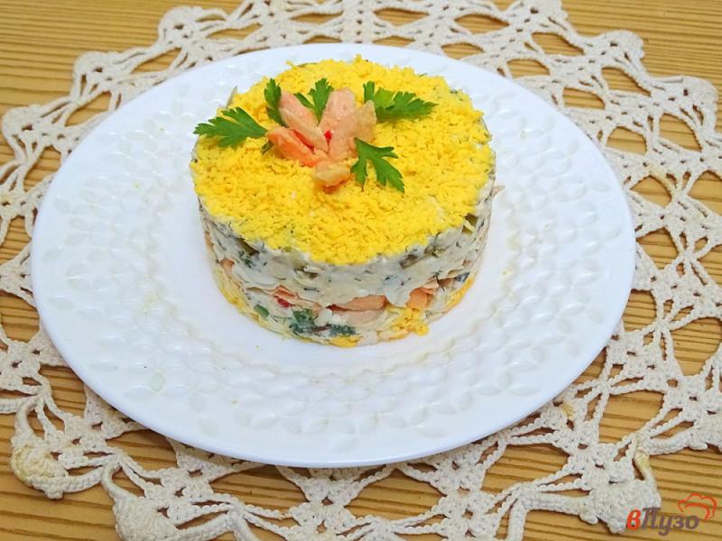 Фото приготовление рецепта: Салат с брюшками сёмги, яйцом и маринованным огурцом шаг №16