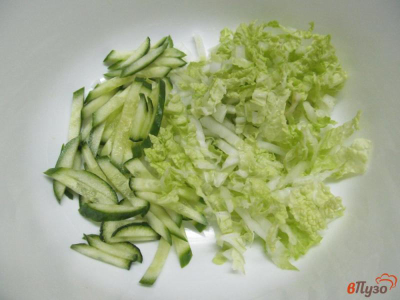 Фото приготовление рецепта: Салат с сырыми шампиньонами с огурцом и пекинской капустой шаг №1