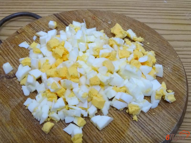 Фото приготовление рецепта: Салат из крабовых палочек с кукурузой шаг №2