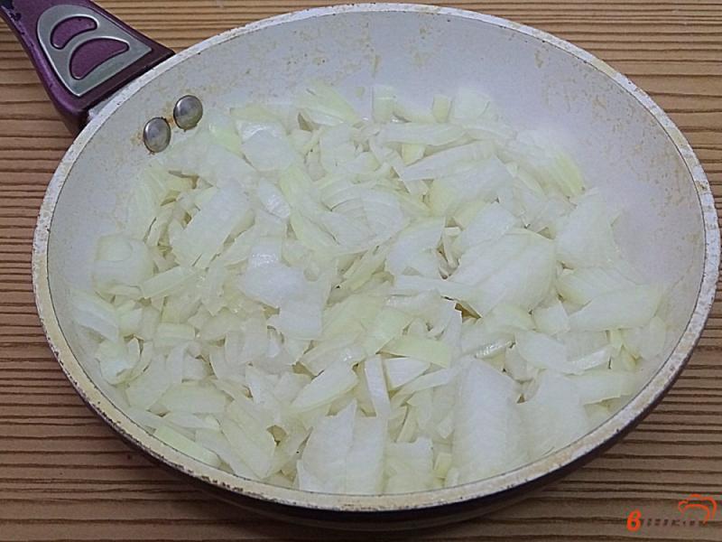 Фото приготовление рецепта: Сметанно-луковый соус шаг №2