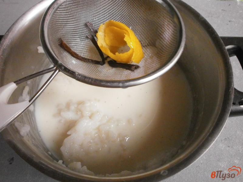 Фото приготовление рецепта: Десерт из рисового крема с айвой гренадин шаг №3