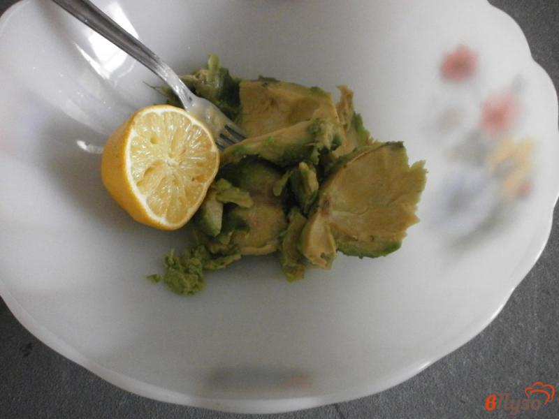 Фото приготовление рецепта: Французский омлет с авокадо, ветчиной и сыром шаг №9