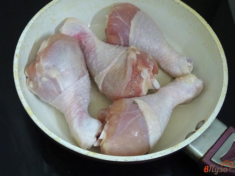 Фото приготовление рецепта: Куриные голени по-быстрому на сковороде шаг №2