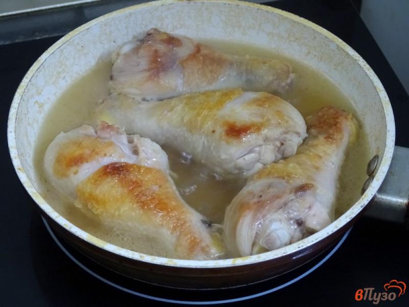 Фото приготовление рецепта: Куриные голени по-быстрому на сковороде шаг №3