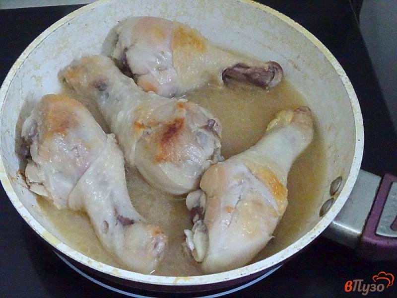 Фото приготовление рецепта: Куриные голени по-быстрому на сковороде шаг №4
