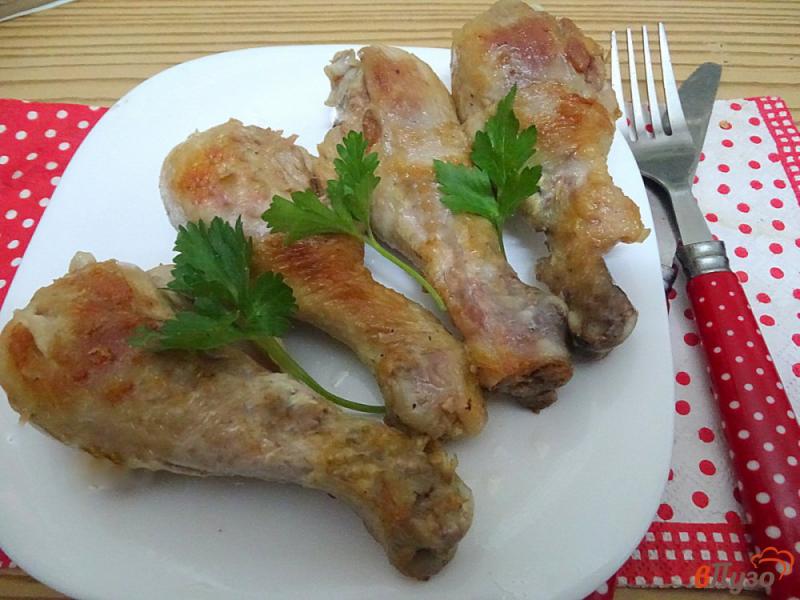 Фото приготовление рецепта: Куриные голени по-быстрому на сковороде шаг №5