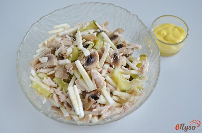 Фото приготовление рецепта: Салат куриный с сельдереем и грибами шаг №4