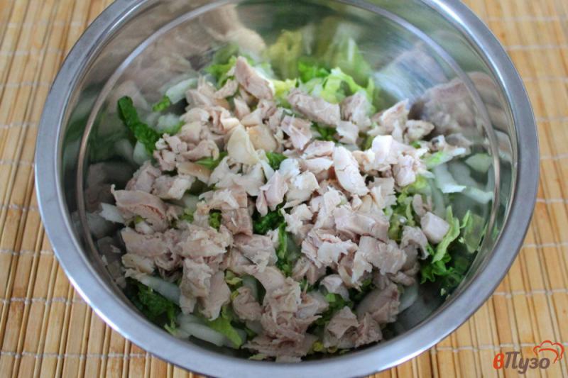 Фото приготовление рецепта: Салат из пекинской капусты с курицей и сыром шаг №2
