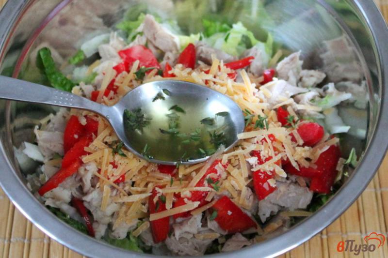 Фото приготовление рецепта: Салат из пекинской капусты с курицей и сыром шаг №5