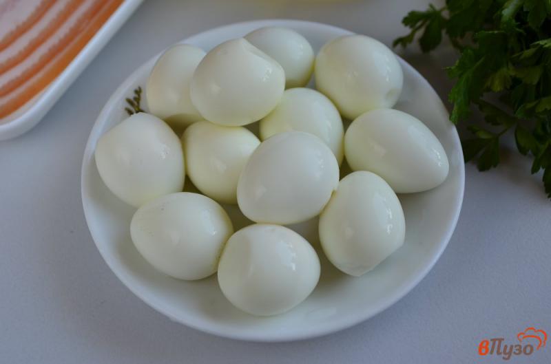 Фото приготовление рецепта: Перепелиные яйца в беконе шаг №2