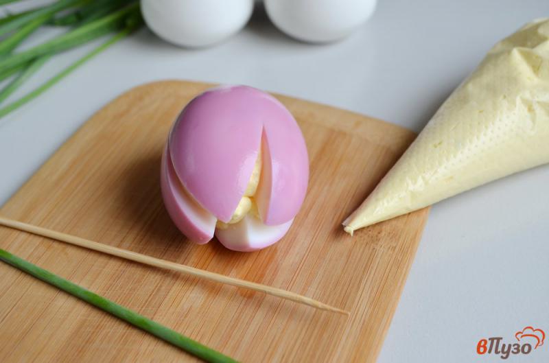 Фото приготовление рецепта: «Крокусы» из яиц шаг №6