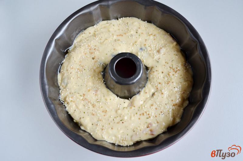 Фото приготовление рецепта: Кекс с беконом и маслинами шаг №6